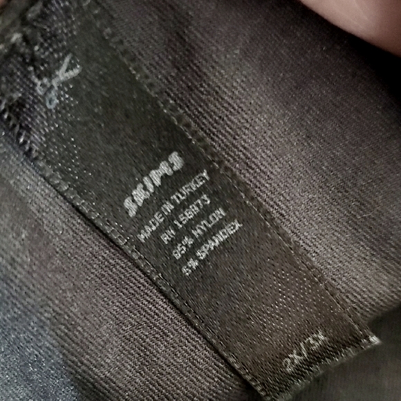 SKIMS Essential Black Long Sleeve Thong Bodysuit. Scoop Distressed Neck. 2X/ 3X. - Picture 10 of 10